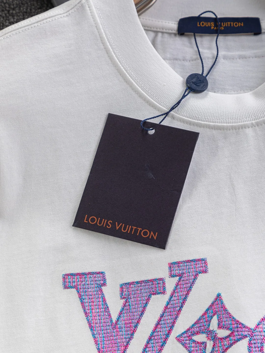 🅿️190 Louis Vuitton 1V micro-wide version S-Xl LV 25ss new product counters are on the shelves at the same time. Colorful purple letter design embroidery. Letter embroidery round neck short-sleeved T-shirt, same style for men and women! Synchronized with the official website, pure cotton fabrics at the counter! It is close to the skin and comfortable, durable and easy to wear. It has a classic and simple logo design and meticulous original craftsmanship. Short-sleeves, a must-have item for men, do not appear to be the same for the general public, but must be unique and eye-catching. This LV short-sleeve is all about quality, comfort, the same shape and fashion as always, including fabrics and cutting techniques. All of them have been made with great effort! 320 grams of washed pure cotton fabric, pure cotton is breathable, very refreshing and comfortable for daily wear. The rib knitting on the neckline is smooth and tight, and the neckline will not be skewed if you toss it at will. The loose version, you will find that it looks really good on the upper body. The overall is minimalist and neat, super versatile for daily use! Pair it casually with a pair of pants for a youthful look. A T-shirt will make your outfit crazy. It is a fashionable item that can never go wrong! Black, white, size: S-XL Size chart: S: Shoulder width 50-Bust 54-Length 70 M: Shoulder width 52-Bust 56.5-Length 72 L: Shoulder width 54-Bust 59-Length 74 XL: Shoulder width 56-Bust 61.5-Length 76